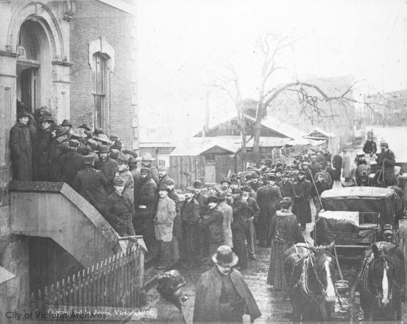 QUEUE FOR MINING PERMITS [1897]. IMAGE M06769 COURTESY OF THE CITY OF VICTORIA ARCHIVES.